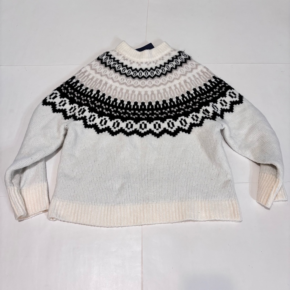 Universal Thread Black and Cream Turtleneck Sweater